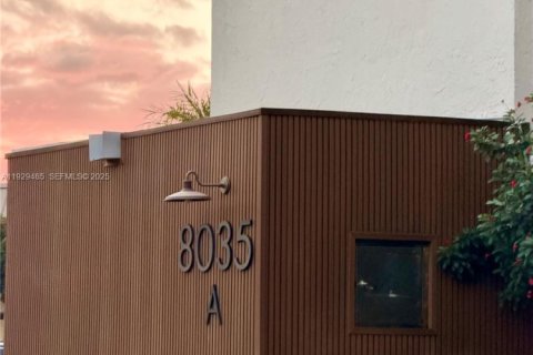 Снять в аренду кондоминиум в Майами, Флорида 2 спальни, 89.65м2, № 1987791 - фото 1