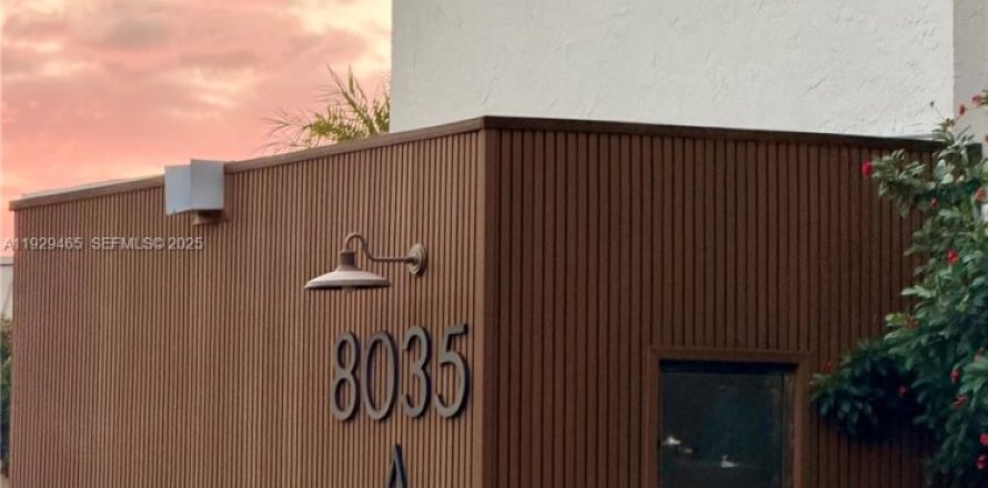 Кондоминиум с 2 спальнями в Майами, Флорида № 1987791