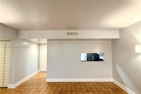 Снять в аренду кондоминиум в Майами, Флорида 2 спальни, 89.65м2, № 1987791 - фото 2