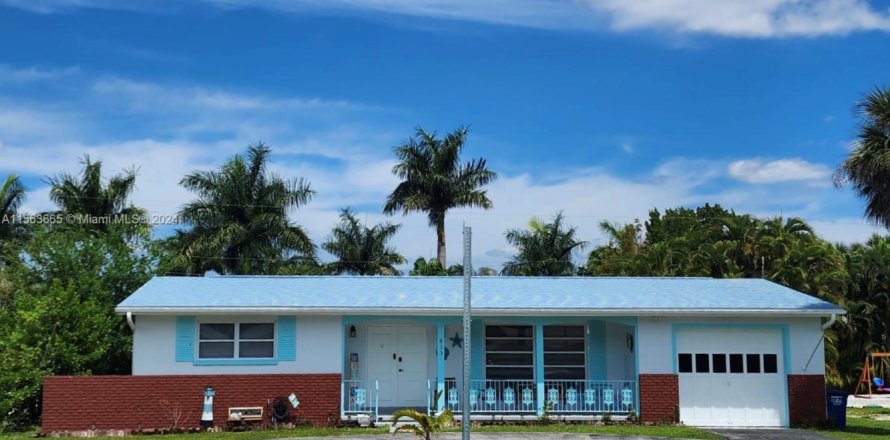 Дом в Форт Майерс, Флорида 3 спальни, 134.99м2 № 1982542