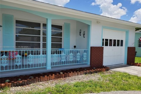 Купить виллу или дом в Форт Майерс, Флорида 3 спальни, 134.99м2, № 1982542 - фото 4