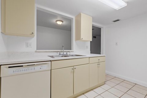 Condo in Fort Myers, Florida, 2 bedrooms  № 2400498 - photo 11