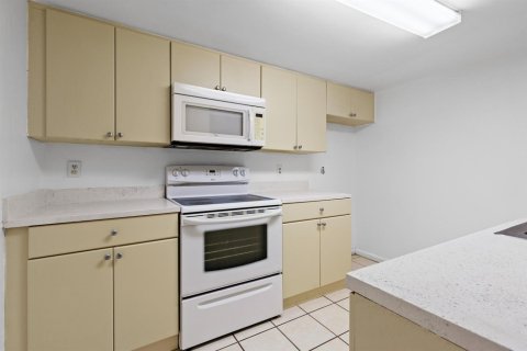 Condo in Fort Myers, Florida, 2 bedrooms  № 2400498 - photo 10