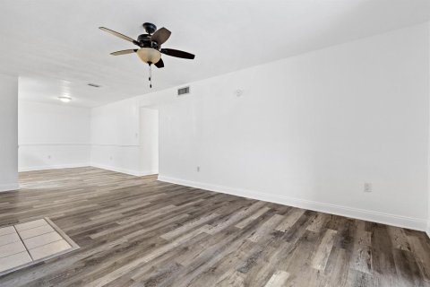 Condo in Fort Myers, Florida, 2 bedrooms  № 2400498 - photo 4