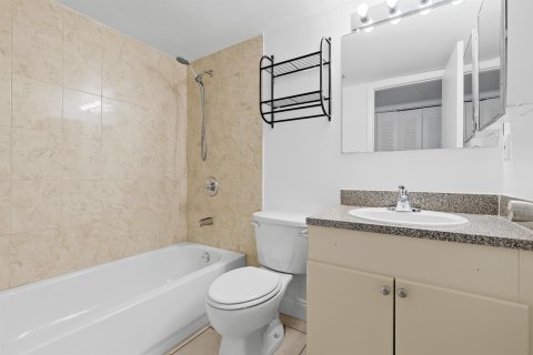Condo in Fort Myers, Florida, 2 bedrooms  № 2400498 - photo 16