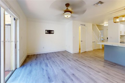 Condo in Miami, Florida, 2 bedrooms  № 1953473 - photo 4