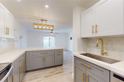 Condo in Miami, Florida, 2 bedrooms  № 1953473 - photo 9