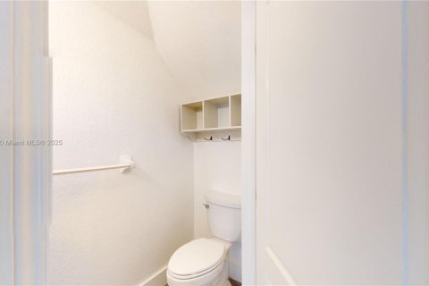 Condo in Miami, Florida, 2 bedrooms  № 1953473 - photo 13