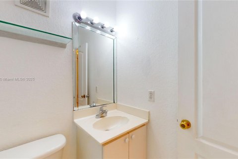 Condo in Miami, Florida, 2 bedrooms  № 1953473 - photo 22