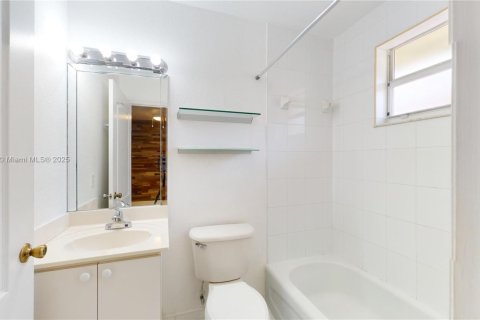 Condo in Miami, Florida, 2 bedrooms  № 1953473 - photo 29