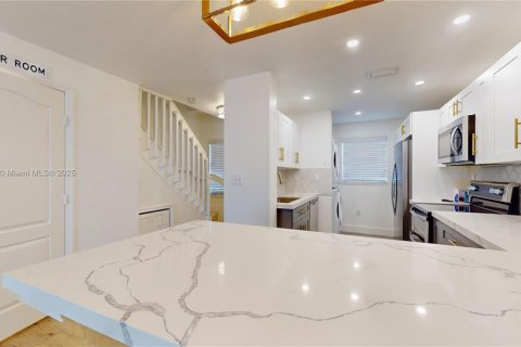 Condo in Miami, Florida, 2 bedrooms  № 1953473 - photo 14