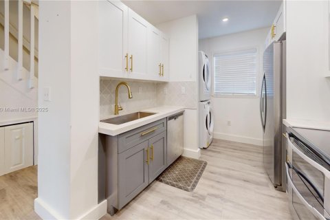 Condo in Miami, Florida, 2 bedrooms  № 1953473 - photo 2