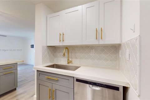 Condo in Miami, Florida, 2 bedrooms  № 1953473 - photo 8