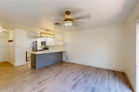 Condo in Miami, Florida, 2 bedrooms  № 1953473 - photo 1