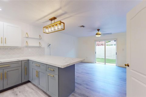 Condo in Miami, Florida, 2 bedrooms  № 1953473 - photo 5