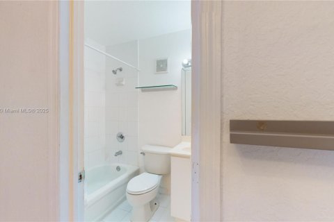 Condo in Miami, Florida, 2 bedrooms  № 1953473 - photo 21