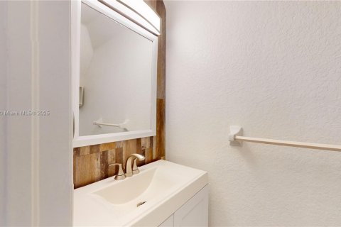 Condo in Miami, Florida, 2 bedrooms  № 1953473 - photo 11