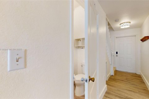 Condo in Miami, Florida, 2 bedrooms  № 1953473 - photo 12