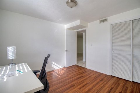 Condo in New Port Richey, Florida, 2 bedrooms  № 2105437 - photo 10