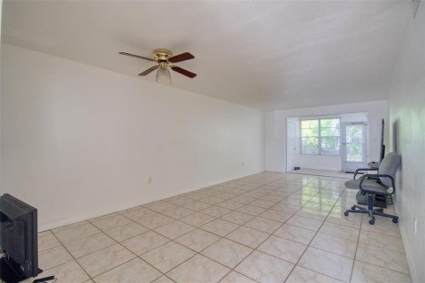 Condo in New Port Richey, Florida, 2 bedrooms  № 2105437 - photo 6