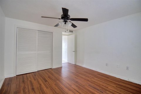 Condo in New Port Richey, Florida, 2 bedrooms  № 2105437 - photo 13