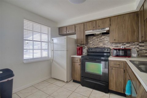 Condo in New Port Richey, Florida, 2 bedrooms  № 2105437 - photo 3