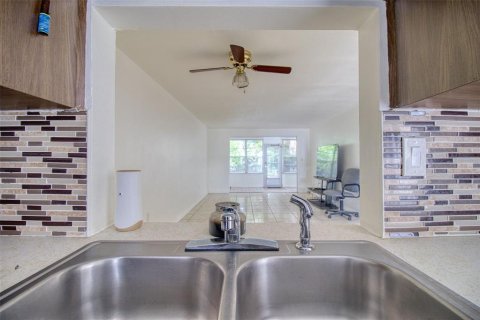 Condo in New Port Richey, Florida, 2 bedrooms  № 2105437 - photo 5