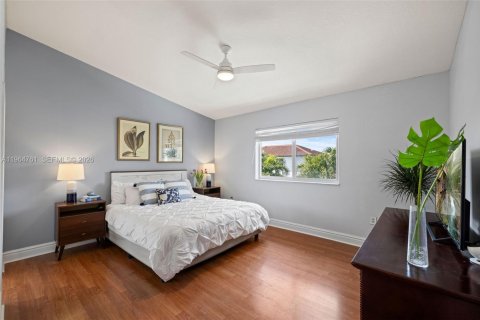 Casa en venta en Miami, Florida, 4 dormitorios, 193.79 m2 № 2026992 - foto 14