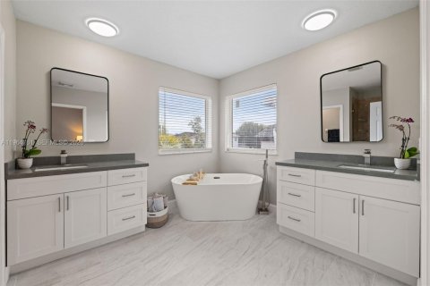 Casa en venta en Miami, Florida, 4 dormitorios, 193.79 m2 № 2026992 - foto 16