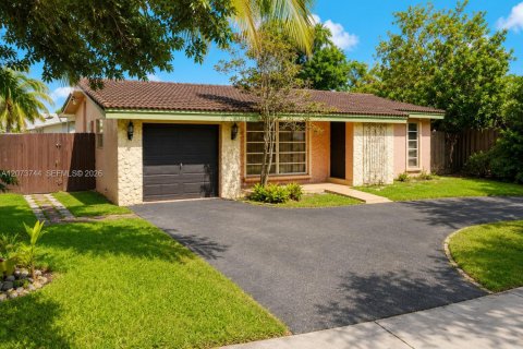 Casa en venta en Pembroke Pines, Florida, 3 dormitorios, 118.08 m2 № 2377317 - foto 2