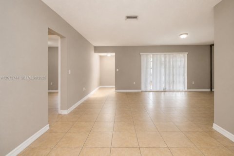 Casa en venta en Pembroke Pines, Florida, 3 dormitorios, 118.08 m2 № 2377317 - foto 6