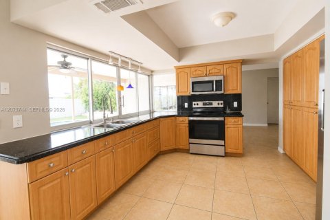 Casa en venta en Pembroke Pines, Florida, 3 dormitorios, 118.08 m2 № 2377317 - foto 18