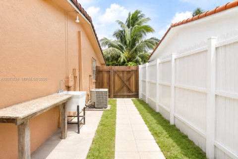 Casa en venta en Pembroke Pines, Florida, 3 dormitorios, 118.08 m2 № 2377317 - foto 22