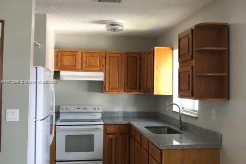 House in Sweetwater, Florida 2 bedrooms, 680.6 sq.m. № 1974268 - photo 1