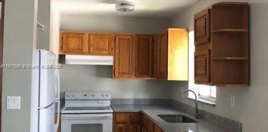 House in Sweetwater, Florida 2 bedrooms, 680.6 sq.m. № 1974268