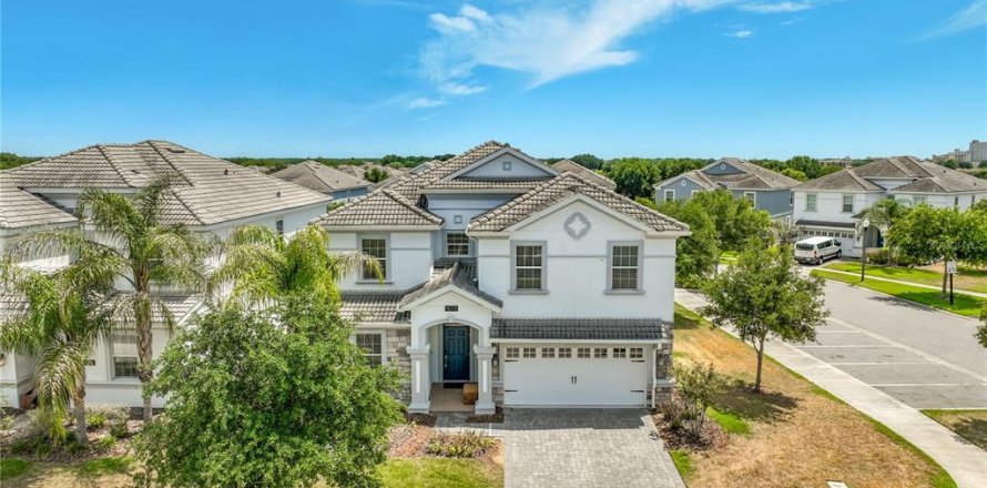 House in Davenport, Florida 8 bedrooms, 363.15 sq.m. № 2110583