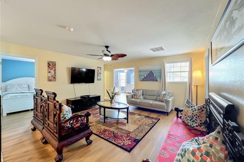 House in Davenport, Florida 8 bedrooms, 363.15 sq.m. № 2110583 - photo 30