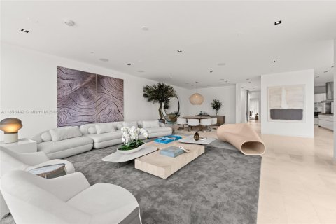 House in Miami Beach, Florida 4 bedrooms, 395.48 sq.m. № 1952539 - photo 18