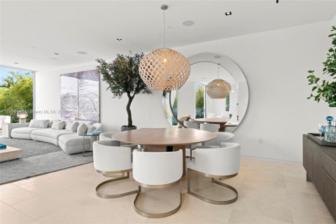 House in Miami Beach, Florida 4 bedrooms, 395.48 sq.m. № 1952539 - photo 12