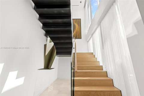 House in Miami Beach, Florida 4 bedrooms, 395.48 sq.m. № 1952539 - photo 9