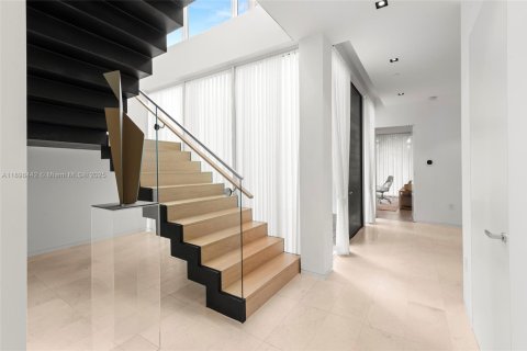 House in Miami Beach, Florida 4 bedrooms, 395.48 sq.m. № 1952539 - photo 10