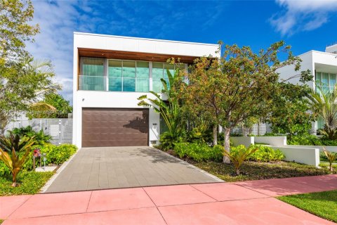 House in Miami Beach, Florida 4 bedrooms, 395.48 sq.m. № 1952539 - photo 4