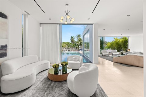House in Miami Beach, Florida 4 bedrooms, 395.48 sq.m. № 1952539 - photo 24