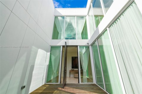 House in Miami Beach, Florida 4 bedrooms, 395.48 sq.m. № 1952539 - photo 6