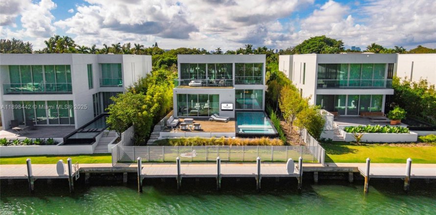 House in Miami Beach, Florida 4 bedrooms, 395.48 sq.m. № 1952539