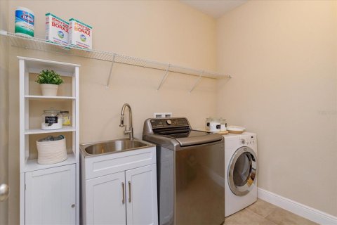 House in Winter Garden, Florida 4 bedrooms, 285.86 sq.m. № 1912461 - photo 19