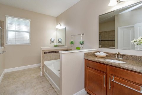 House in Winter Garden, Florida 4 bedrooms, 285.86 sq.m. № 1912461 - photo 11