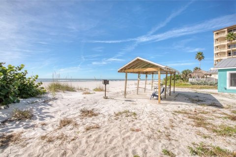Condo in Indian Shores, Florida, 1 bedroom  № 2195988 - photo 30