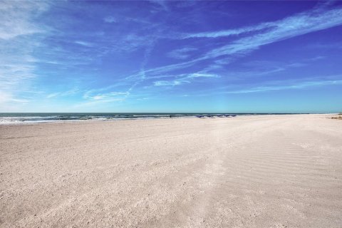 Condo in Indian Shores, Florida, 1 bedroom  № 2195988 - photo 25