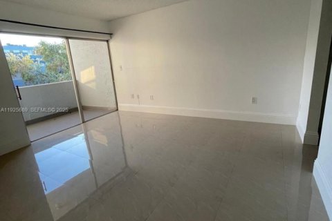 Copropriété à louer à Miami, Floride: 1 chambre, 104.52 m2 № 1984416 - photo 15